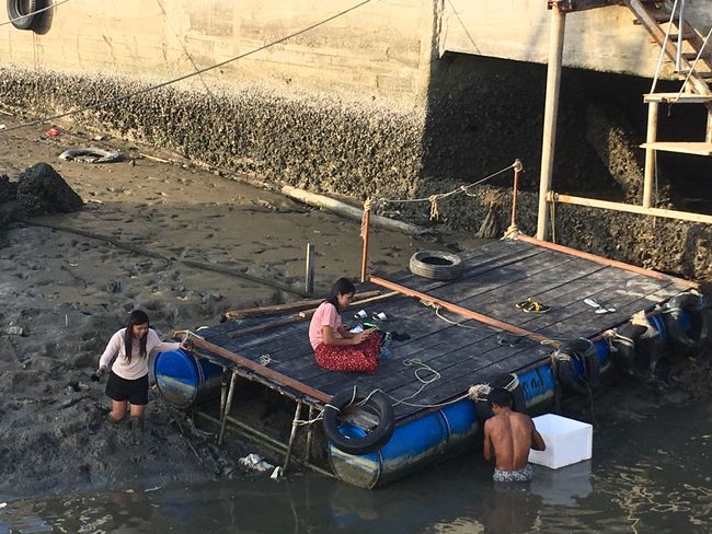 Suche nach - keine Ahnung- bei niedrigem Wasserstand im Hafen von Ranong