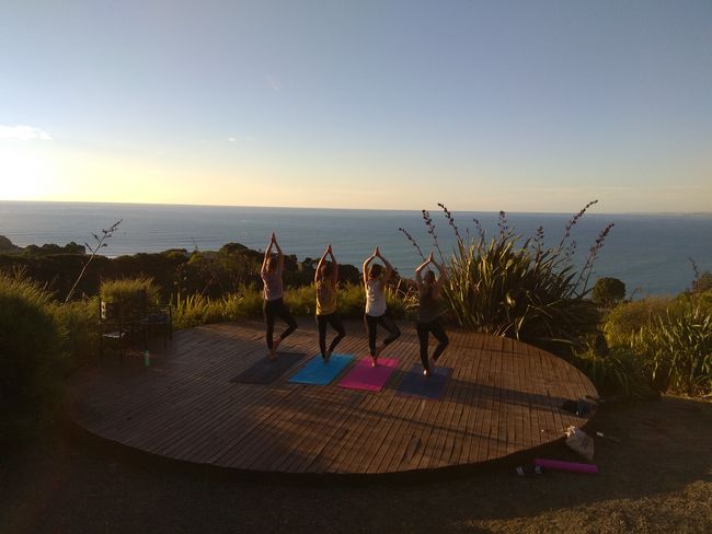 Yoga beim Sonnenuntergang in Raglan