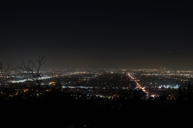 Blick vom Mulholland Drive auf LA bei Nacht