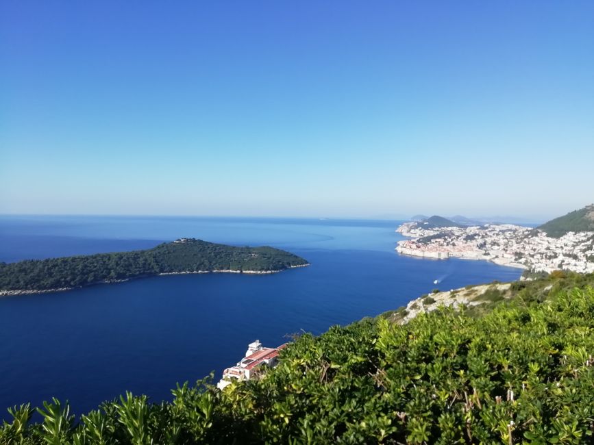 Der erste Anstieg östlich von Dubrovnik gibt nochmal einen schönen Ausblick auf Lokrum und die Stadt