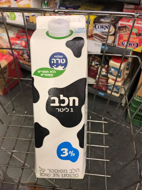 Da vieles nur auf Hebräisch angeschrieben ist, müssen wir beim Kauf von (Kuh-)Milch auf die Bildsprache vertrauen...