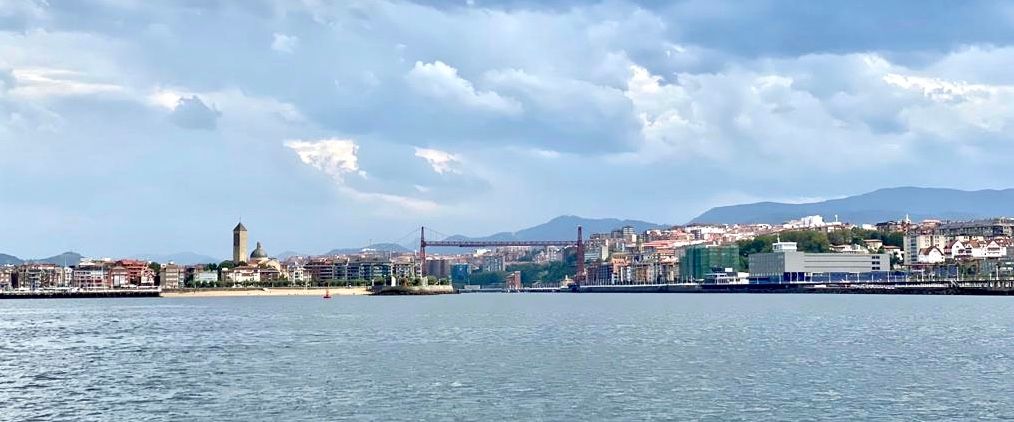Links Getxo mit Strand , rechts Portugalete