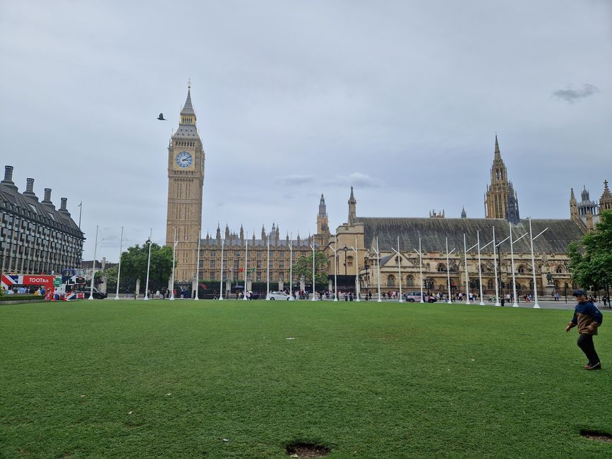 Menara Elizabeth dengan Big Ben dan Dewan Parlimen