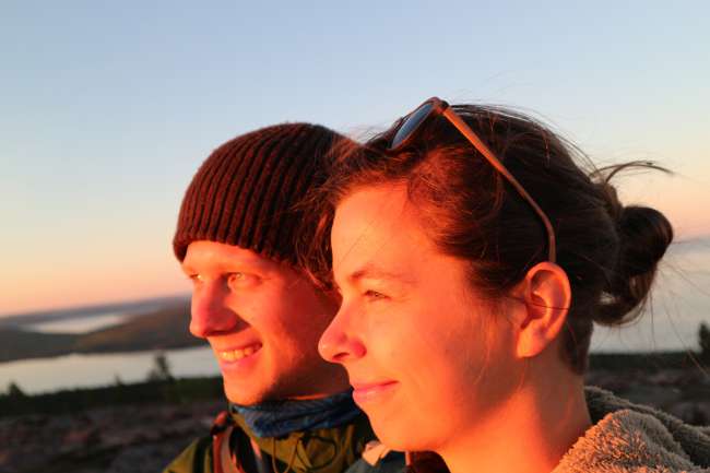 da es in Schweden zur Zeit nie dunkel wird, konnten wir uns mit unserer Wanderung wirklich Zeit lassen: Abends 22 Uhr waren wir dann auf dem Gipfel. bei tollstem Licht!