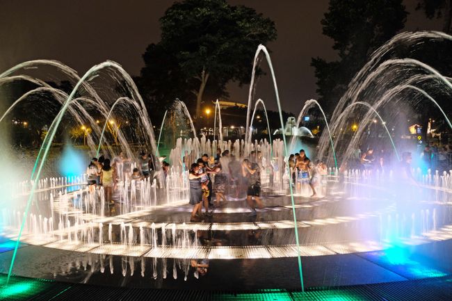 If you want to escape the gray and dry everyday life, you can also enjoy yourself in the central fountain park.