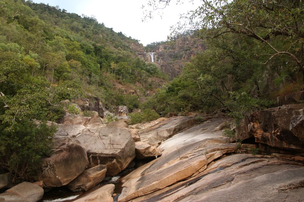 Blick auf die Jourama Falls in der Ferne