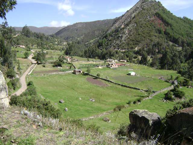 La piedra del penol de Otí con su valle