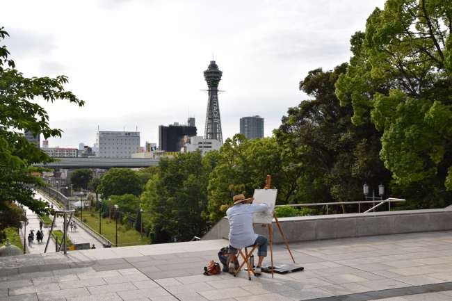Der Tsutenkaku-Turm wird gemalt