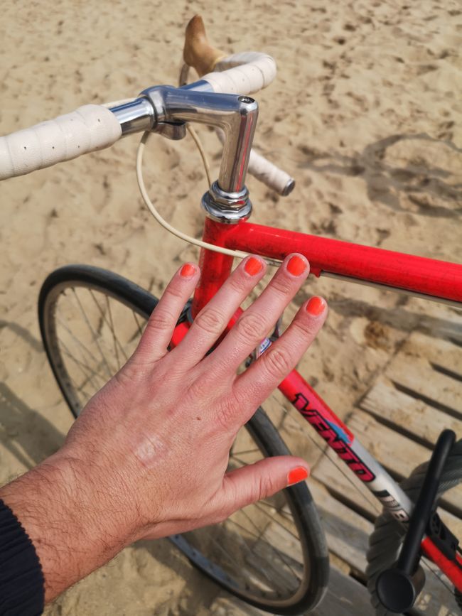 Este momento cuando te das cuenta... que tus uñas combinan con tu nueva bicicleta <3