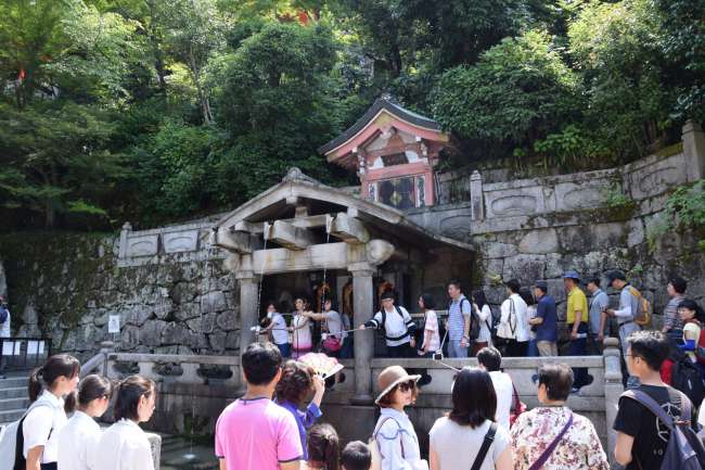 Schlangestehen zur heiligen Quelle im Kiyomizu