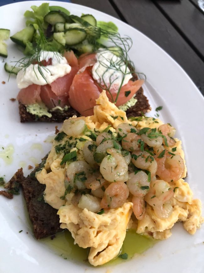 Fisherman's breakfast: black bread with salmon and scrambled eggs with North Sea crabs