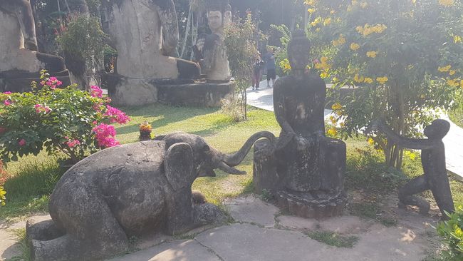 Elefant und Affe beten zu Buddha. 