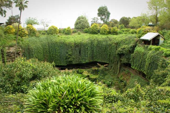 "The Sinkhole" Irgendwas ist eingesunken. Und daraus wurde ein Garten. Irgendwie so, auf jeden Fall hübsch anzusehen.