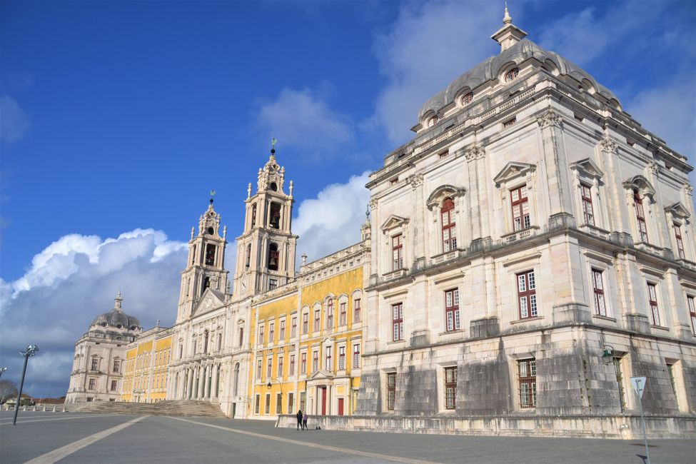 eins der vielen Kirchen, Klöster und Burgen: der Nationalpalast von Mafra, die größte Schloss- und Klosteranlage Portugals (haben wir nur kurz von außen angesehen und daher bisher im Blog ausgelassen)