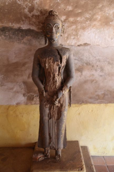 Ein kaputter Holz-Buddha