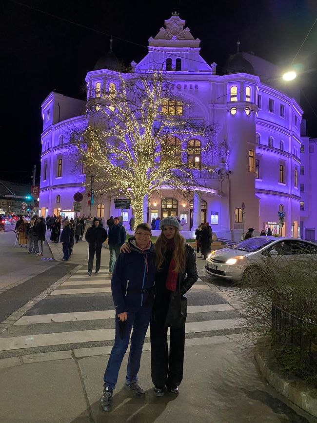 Two angels in front of the Volksoper