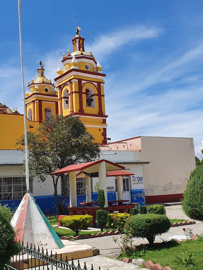 Die Schule in Tecuanipan mit Kirche im Hintergrund