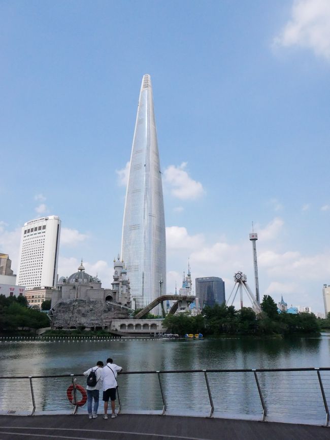 Der Lotte-Tower, mit 555m das sechsthöchste Gebäude der Welt