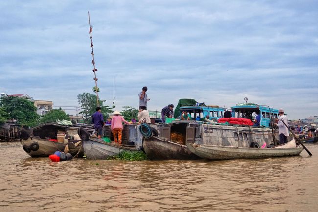 Händlerboote mit ihren Waren an langen Stäben