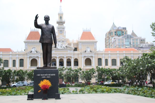 Rathaus mit Ho-Chi-Minh Statue