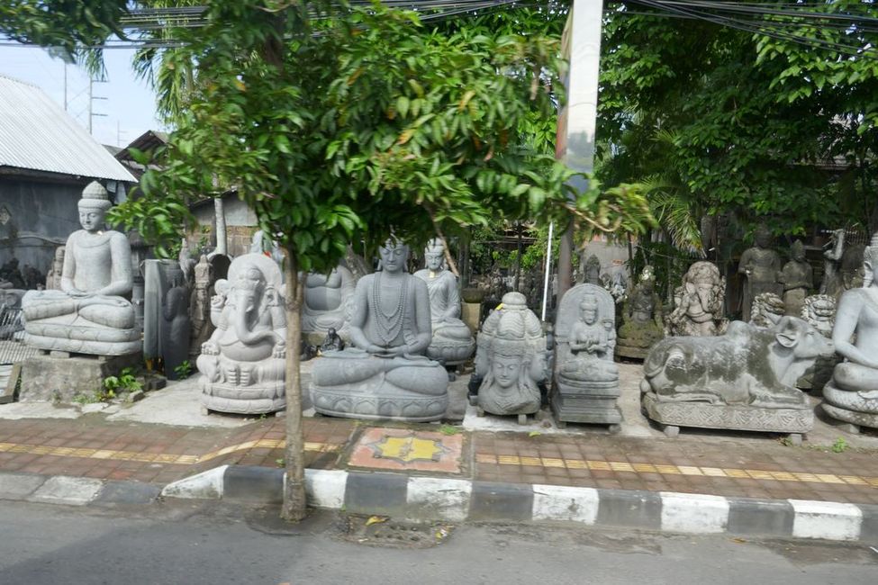 entlang der Straße werden Tempelfiguren angeboten