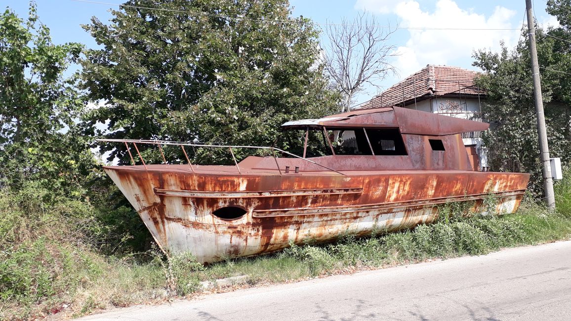 Who doesn't have one: a rusty boat in the garden.