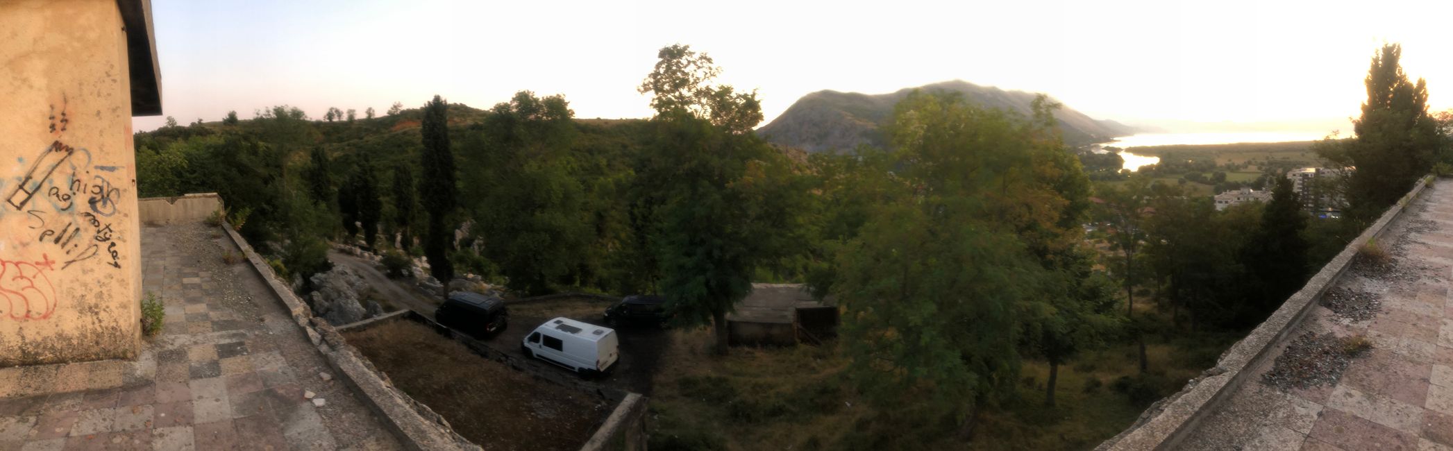 Ein Lost Place und Übernachtungsspot mit einer wunderschönen Aussicht auf Shkodër - Albanien