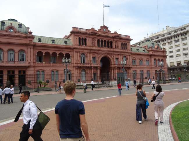 Spönsi vor dem Sitz des Präsidenten von Argentinien