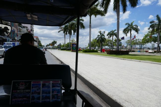 Fahrt in einem Tuktuk mit Blick auf den Sisowath Quay