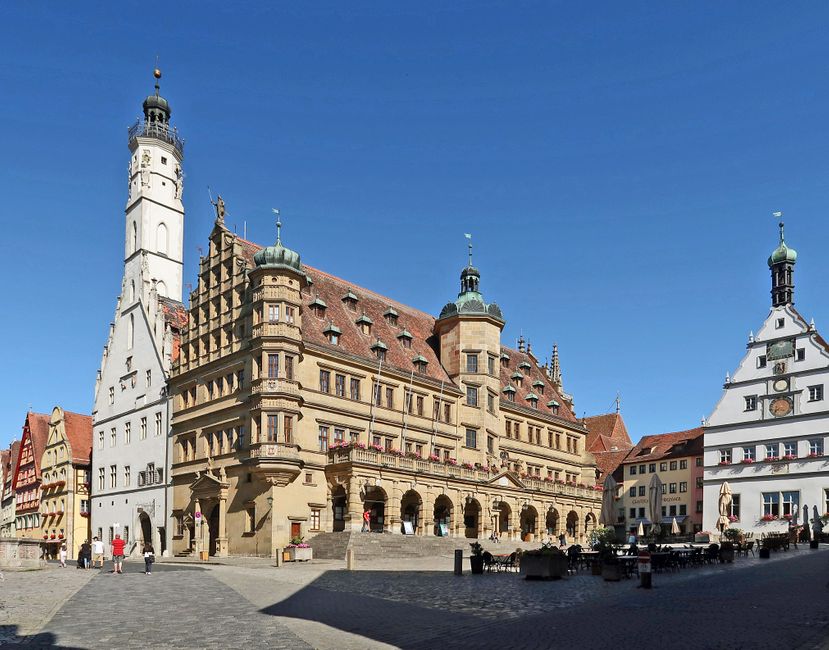 Der Marktplatz mit dem Doppelbau des Rathauses.