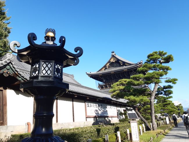 ..und willkommen in Kyoto! schon auf dem Weg zum Hostel ging es am 1. Tempel vorbei...