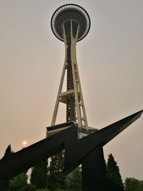 Space Needle mit Nachmittagssonne mit Rauchnebel, Seattle