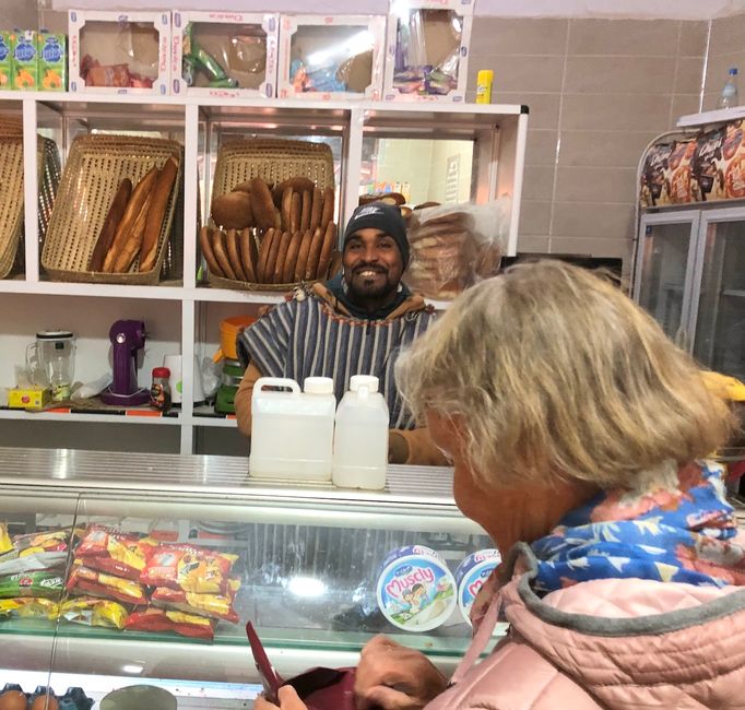 Auf einem kurzen Bummel durch Tata: Brigitte in einem Bäckerladen, dessen Besitzer über das ganze Gesicht strahlt.