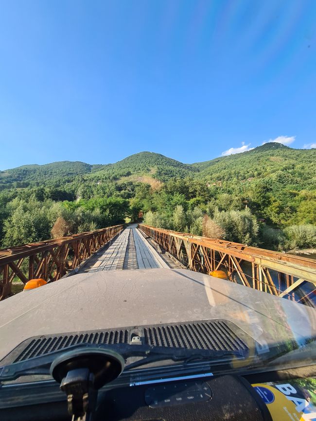 Serbien empfing uns erstmal sehr grün und mit einer äußerst albanischen Holz-Metall-Brücke.