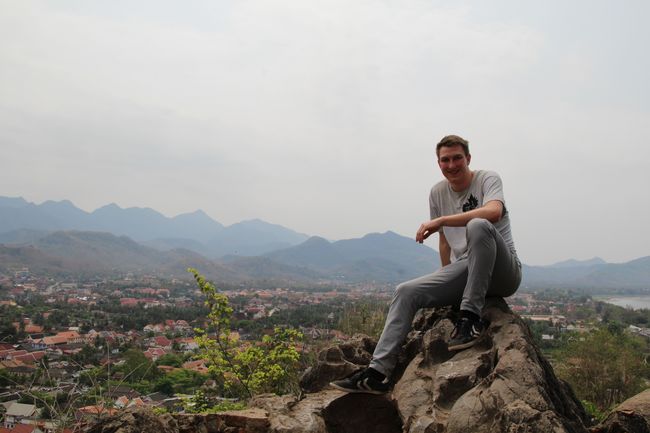 Phou Si: Jonas oben angekommen, auf einem Stein sitzend