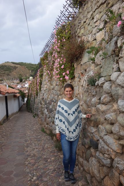 Posieren mit dem neuen Alpaka-Pullover an einer Inka-Mauer in Cusco