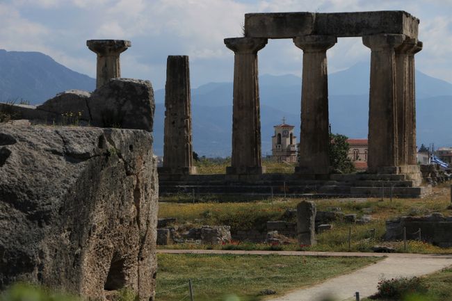 Der Apollontempel mit Alt-Korinth im Hintergrund