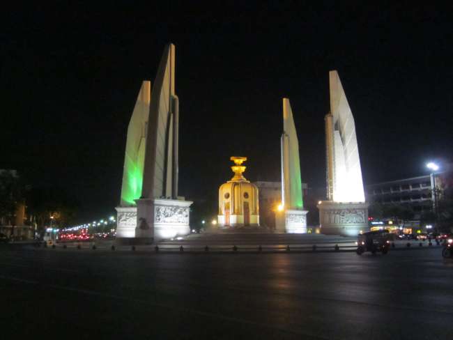 Victory Monument at night