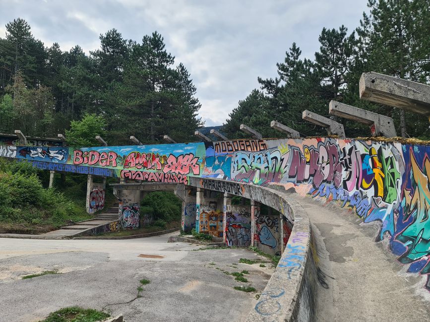 Große Teile dieses Stadtberges sind immernoch vermint, aber zumiindest die alte Bobbahn kann man heute wieder Betreten.