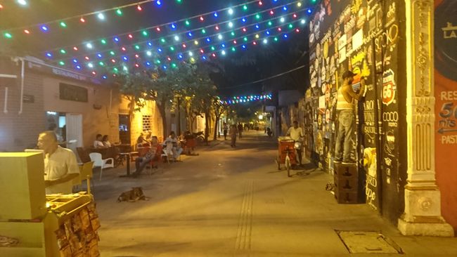 Mittendrin statt nur dabei - belebte Straße in Santa Marta
