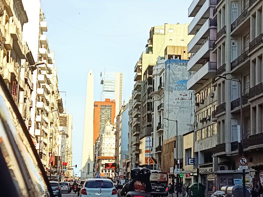 Buenos Aires, eine unglaublich große Stadt, die Haupstadt von Argentinien. Hier in der Mitte mehr oder weniger gut zu erkennen der Obelisk, ein zentrales Mahnmal. 