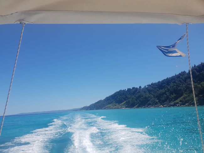 With 45 km/h over turquoise-blue sea