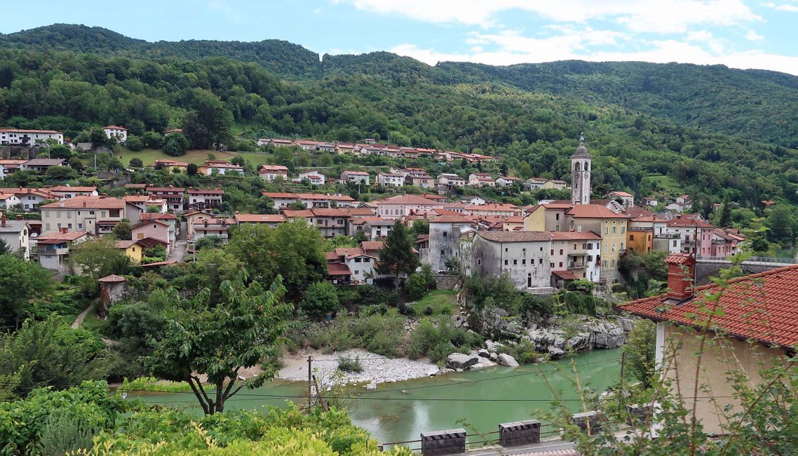 In Italien nennt man den Fluss Soča Isonzo. Hier sieht man die dementsprechend italienisch geprägte slowenische Ortschaft Kanal.