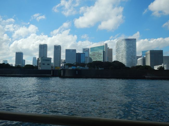 Skyline von Tokio vom Wasserbus gesehen