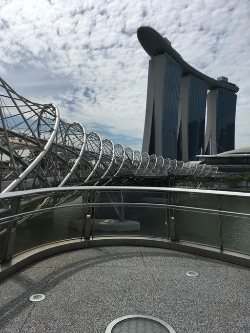 Helixbrücke und Marina Bay Sands