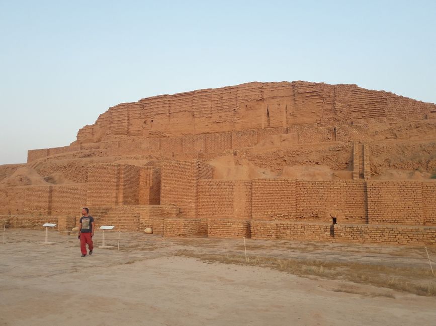 Orsch in front of the ziggurat
