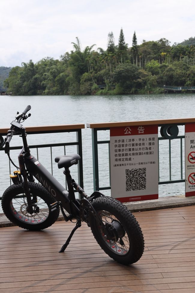 By bike around the Sun Moon Lake