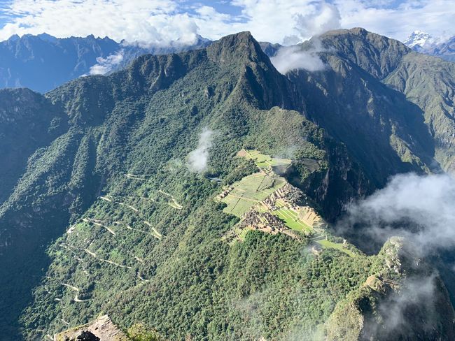 Blick vom Waynapicchu auf Machu Picchu bei aufgeklärtem Himmel