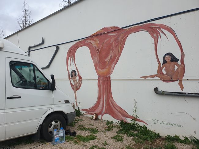 wir haben in Lissabon vor einer Gebärmutter parkiert...