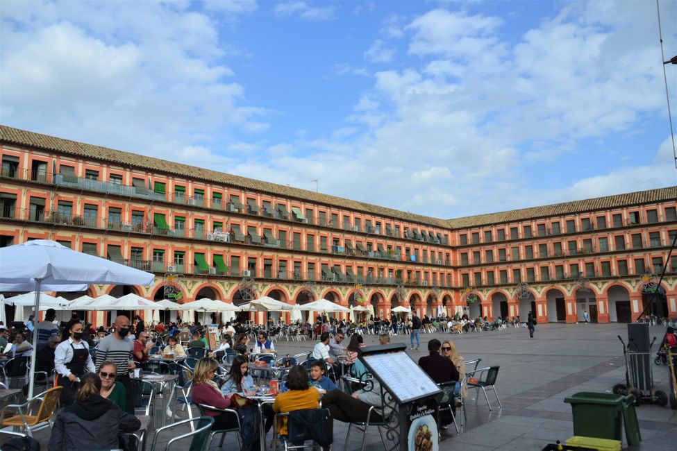 Plaza de la Corredera - schönster Platz Spaniens 2014 mit einer vollen Außengastronomie